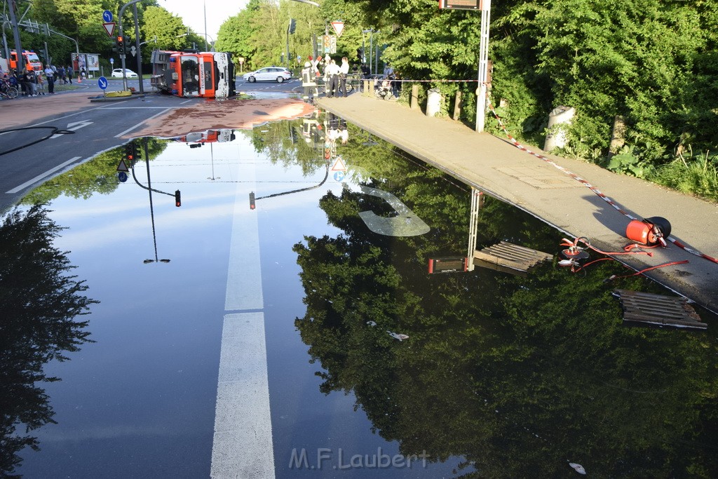 TLF 4 umgestuerzt Koeln Bocklemuend Ollenhauer Ring Militaerringstr P083.JPG - Miklos Laubert